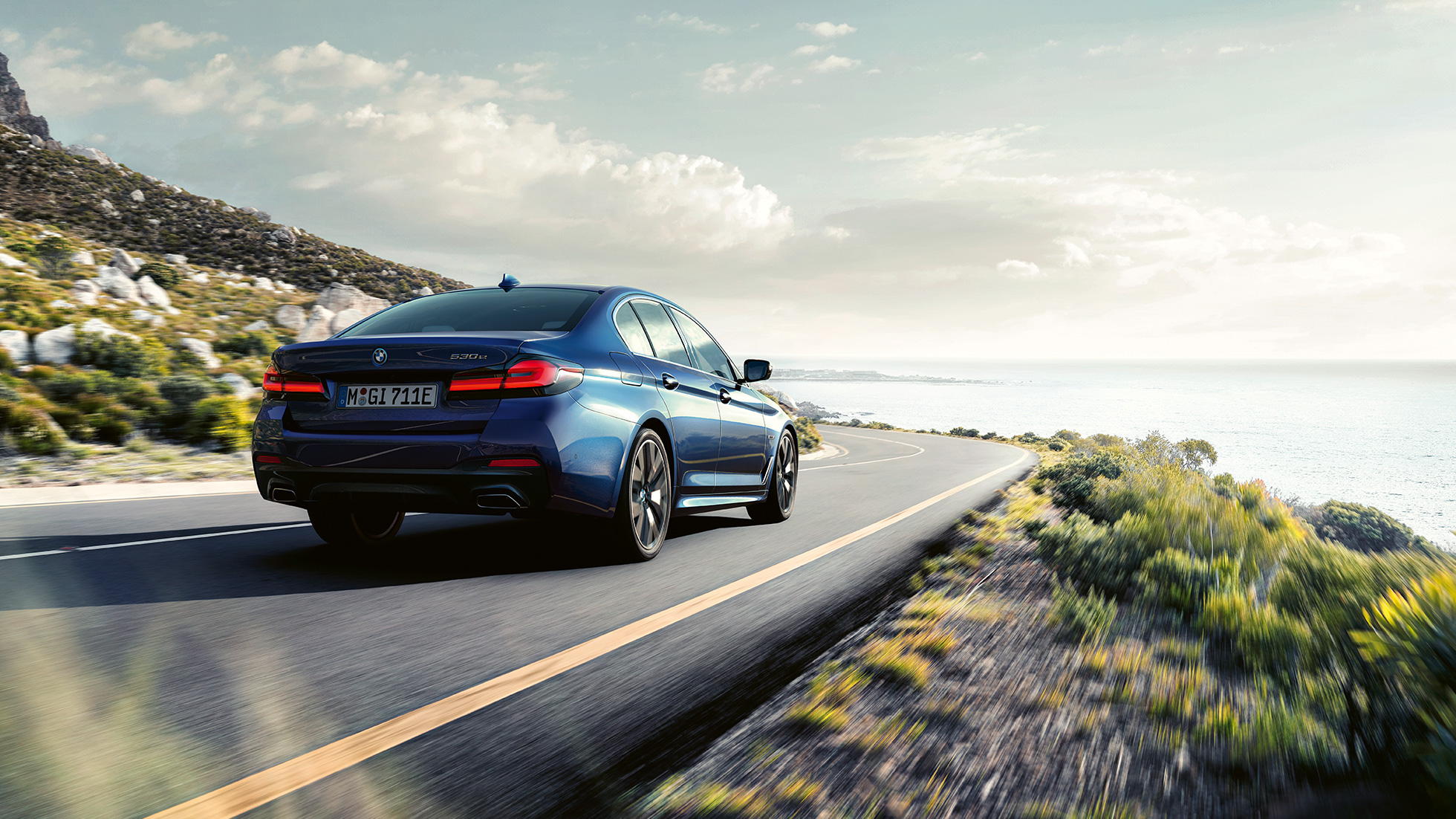 Køredynamik BMW 5-serie Sedan G30 Køredynamik BMW 5-serie Sedan G30 Phytonic Blue set bagfra let drejet kørende