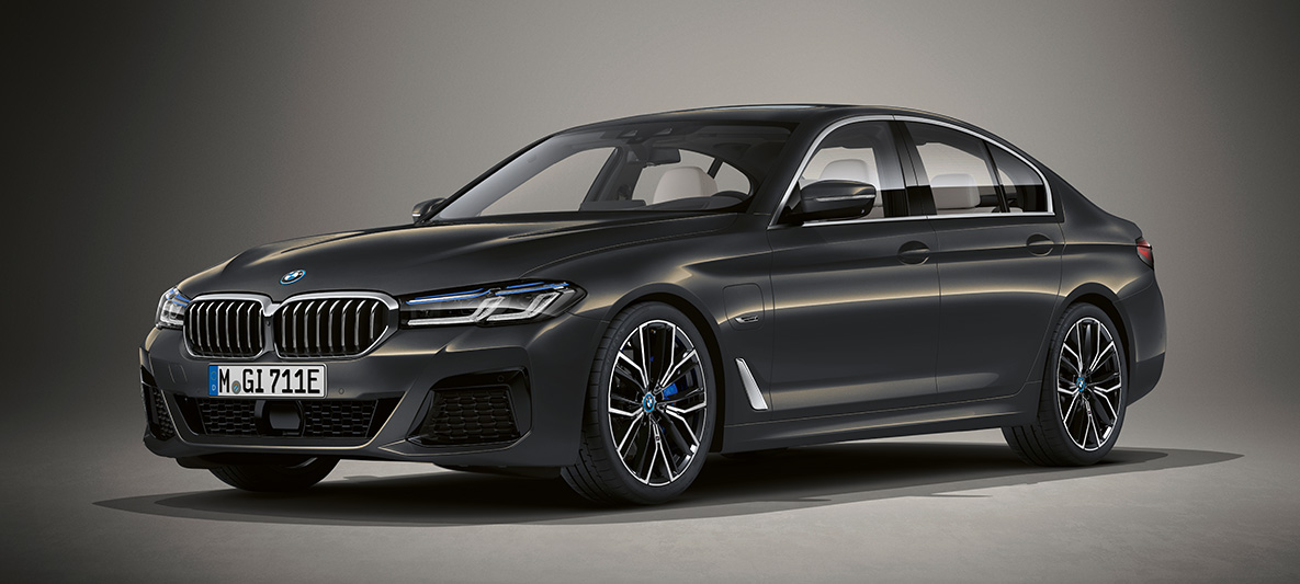 Individual lakering BMW 5-serie Sedan G30 BMW 5-serie Sedan Individual G30 Facelift 2020 parkeret set forfra let drejet