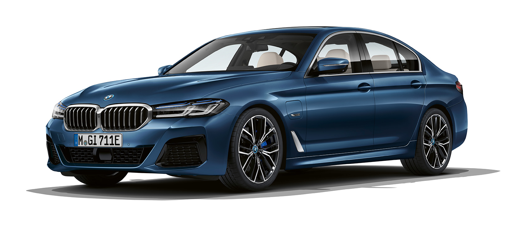 BMW 5-serie Sedan G30 parkeret BMW 5-serie Sedan G30 Facelift 2020 parkeret set forfra let drejet