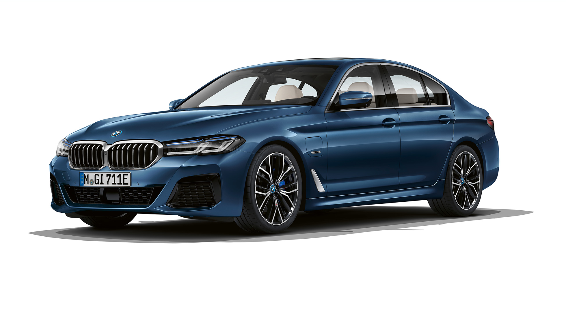 BMW 5-serie Sedan G30 Plug-in-hybrid M Sportspakke front BMW 5-serie Sedan 520d xDrive G30 2020 M Sportspakke i Alpine White set forfra let drejet