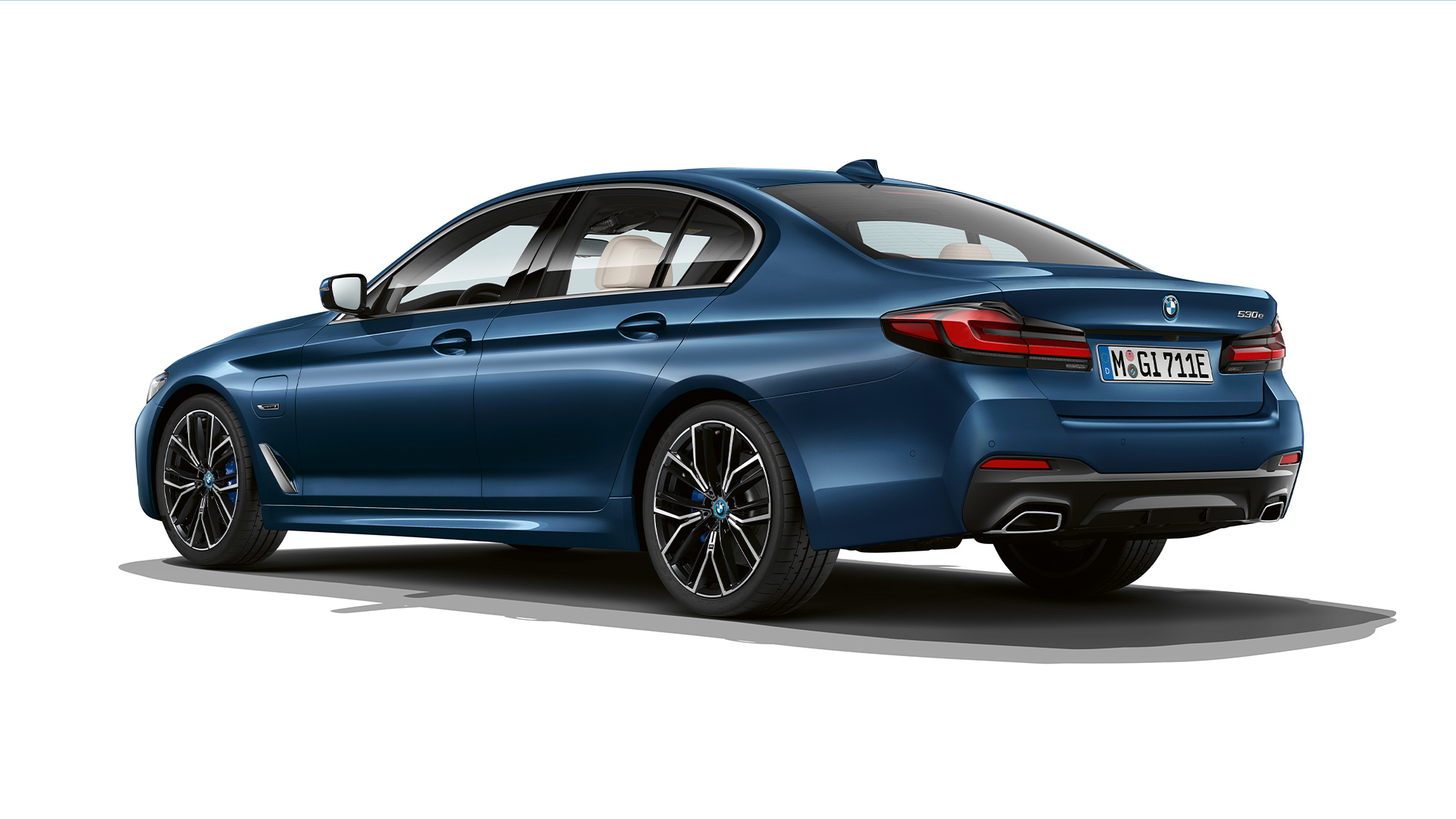 BMW 5-serie Sedan G30 Plug-in-hybrid M Sportspakke bagende BMW 5-serie Sedan 520d xDrive G30 2020 M Sportspakke i Alpine White set bagfra let drejet