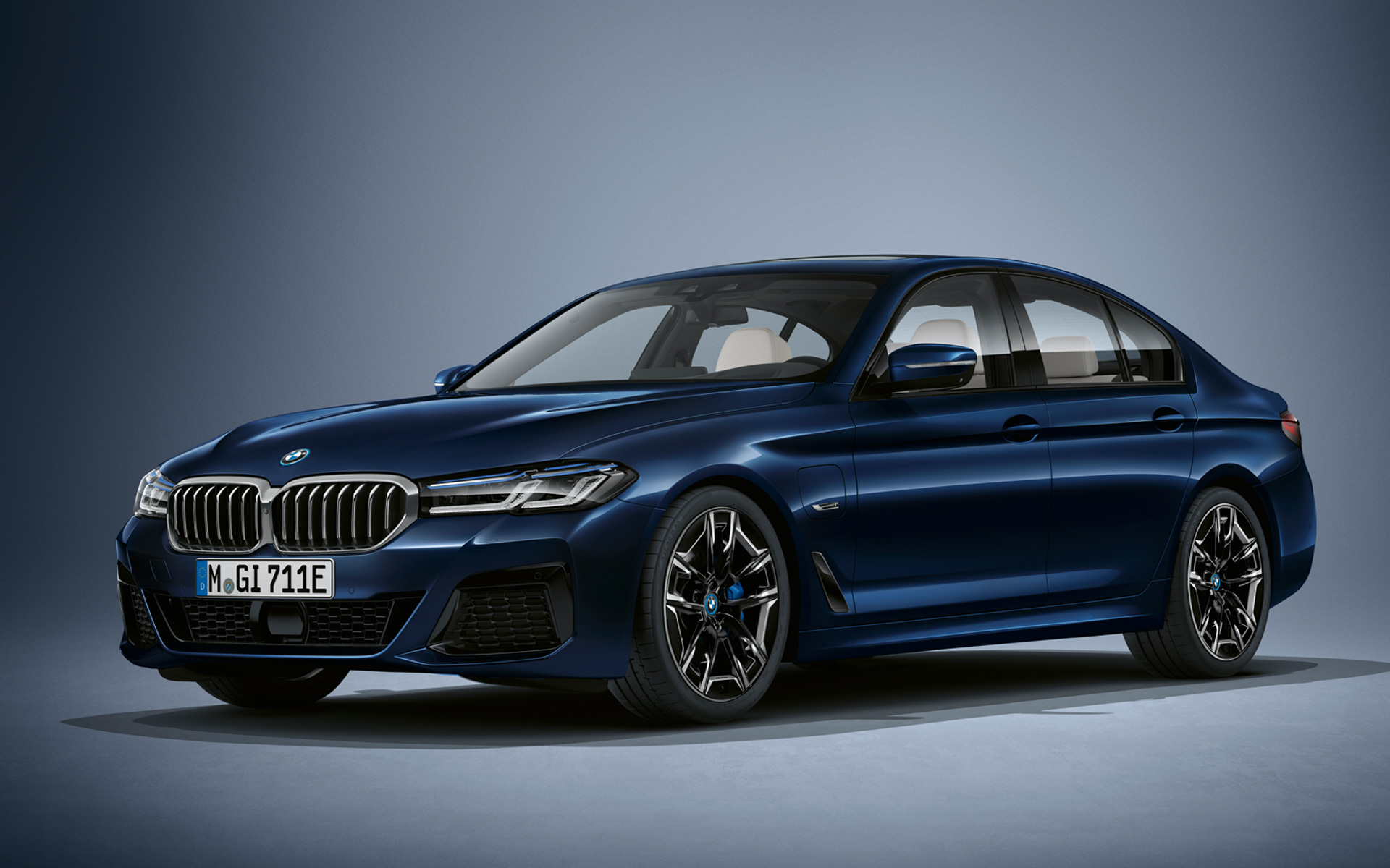 BMW 5-serie Sedan G30 LCI i BMW Individual Tansanit Blue metallic BMW 5-serie Sedan Individual G30 Facelift 2020 set stående forfra let drejet i BMW Individual Tansanit Blue metallic