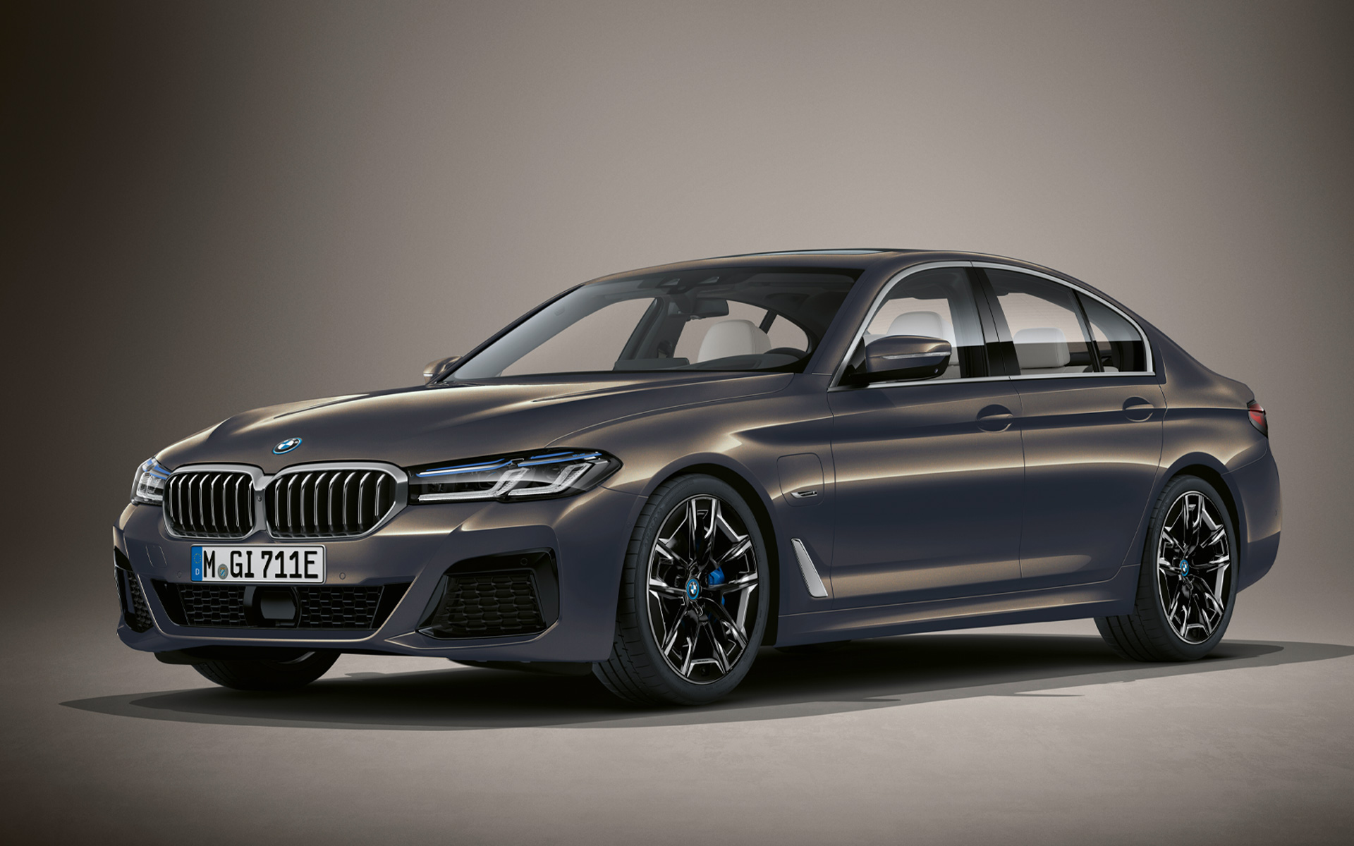 BMW 5-serie Sedan G30 LCI i BMW Individual Alvite Grey metallic BMW 5-serie Sedan Individual G30 Facelift 2020 set stående forfra let drejet i BMW Individual Alvite Grey metallic
