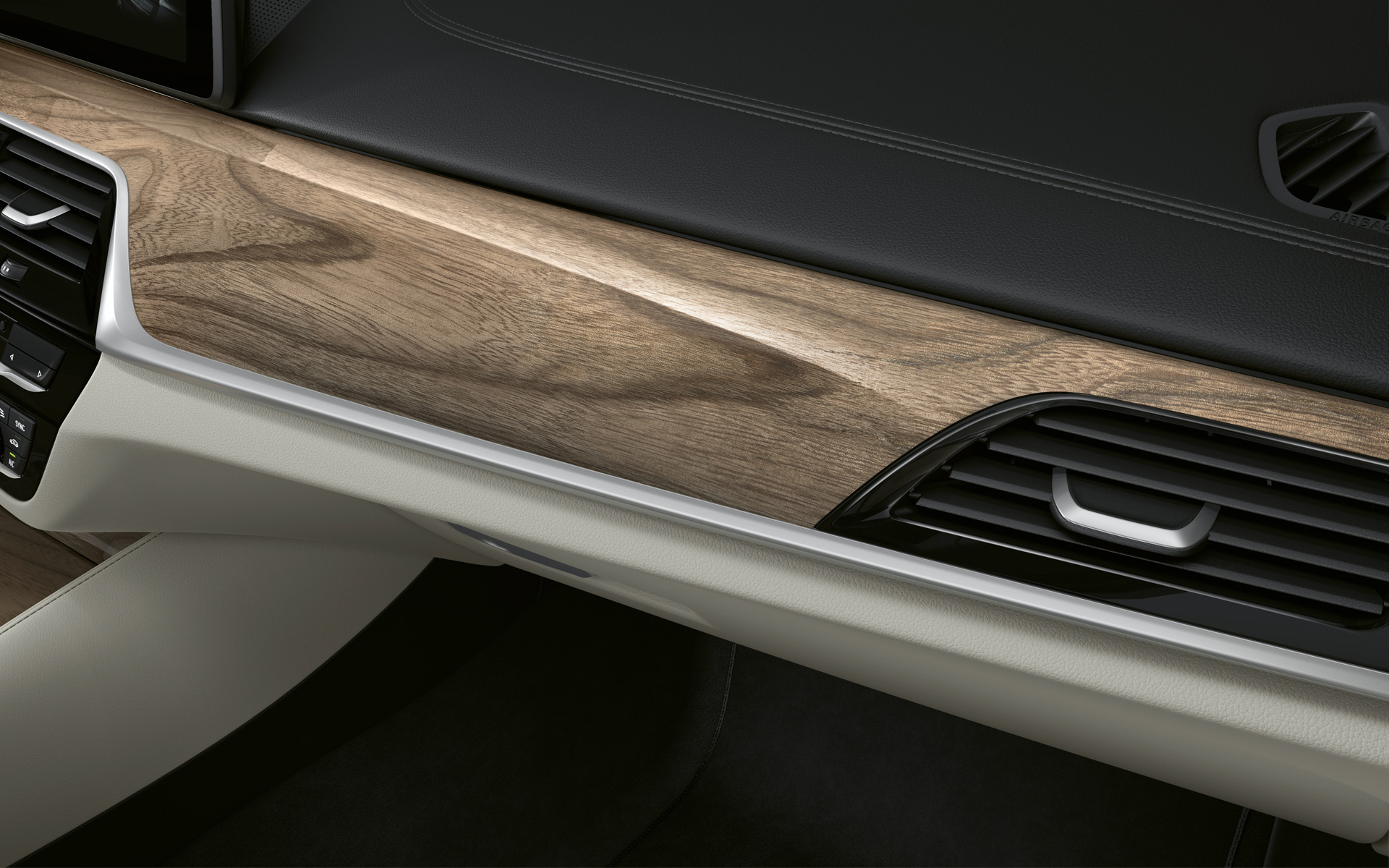 BMW 5-serie Sedan G30 Facelift 2020 cockpit i detaljer BMW Individual interiørlister i ædeltræ Sen Light Brown BMW 5-serie Sedan G30 Facelift 2020 cockpit i detaljer BMW Individual interiørlister i ædeltræ Sen Light Brown