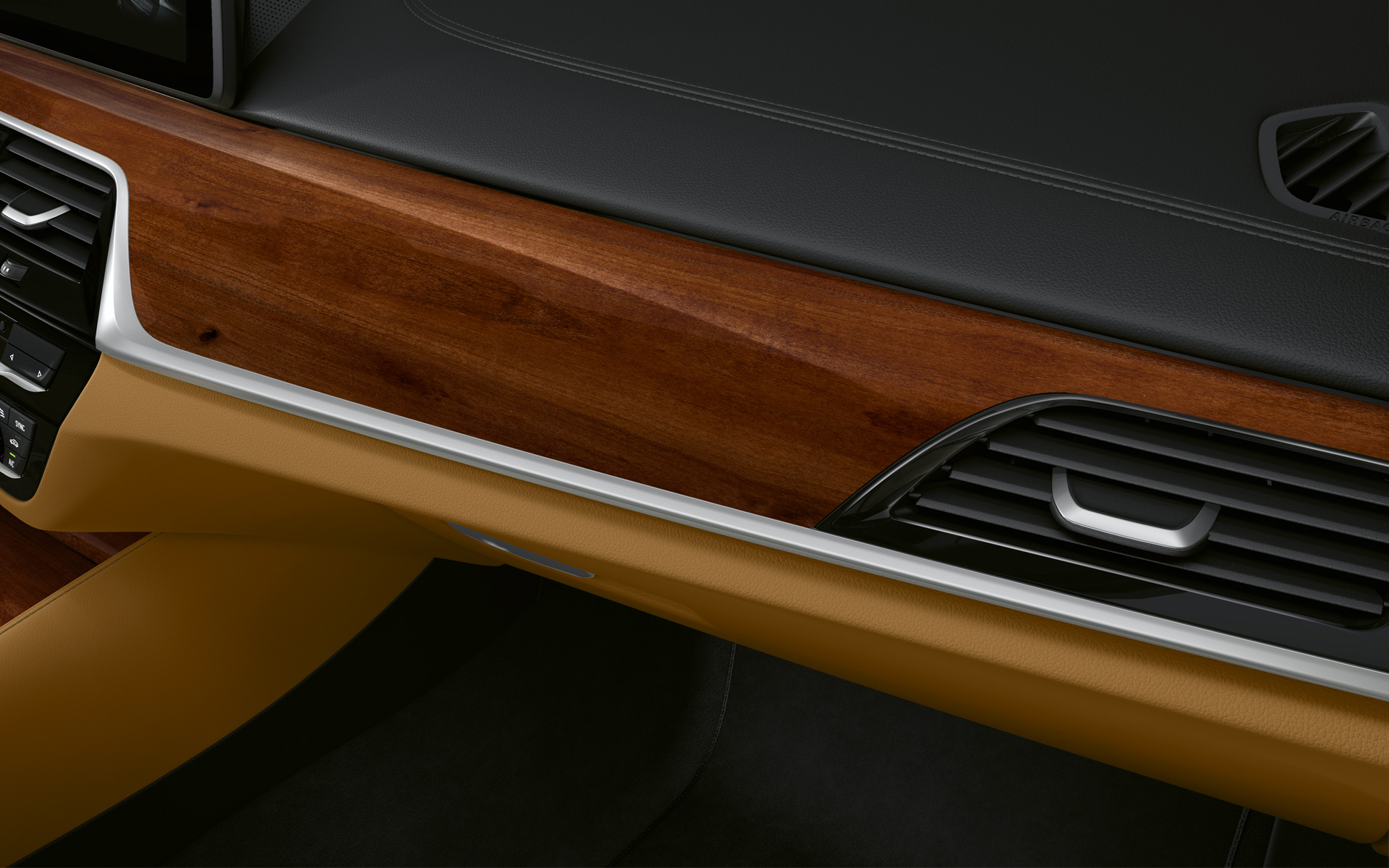 BMW 5-serie Sedan G30 LCI cockpit i detaljer interiørliste BMW Individual ædeltræ Plum Brown højglans med designliste i perleglanskrom BMW 5-serie Sedan G30 Facelift 2020 cockpit i detaljer interiørliste BMW Individual ædeltræ Plum Brown højglans med designliste i perleglanskrom