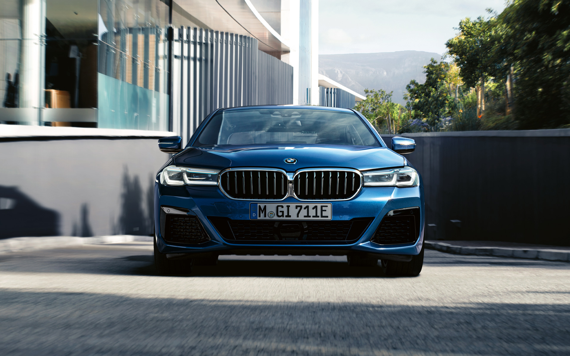 Dobbeltnyre og forkofanger BMW 5-serie Sedan G30 Dobbeltnyre og forkofanger BMW 5-serie Sedan G30 Facelift 2020 Phytonic Blue nærbillede af front