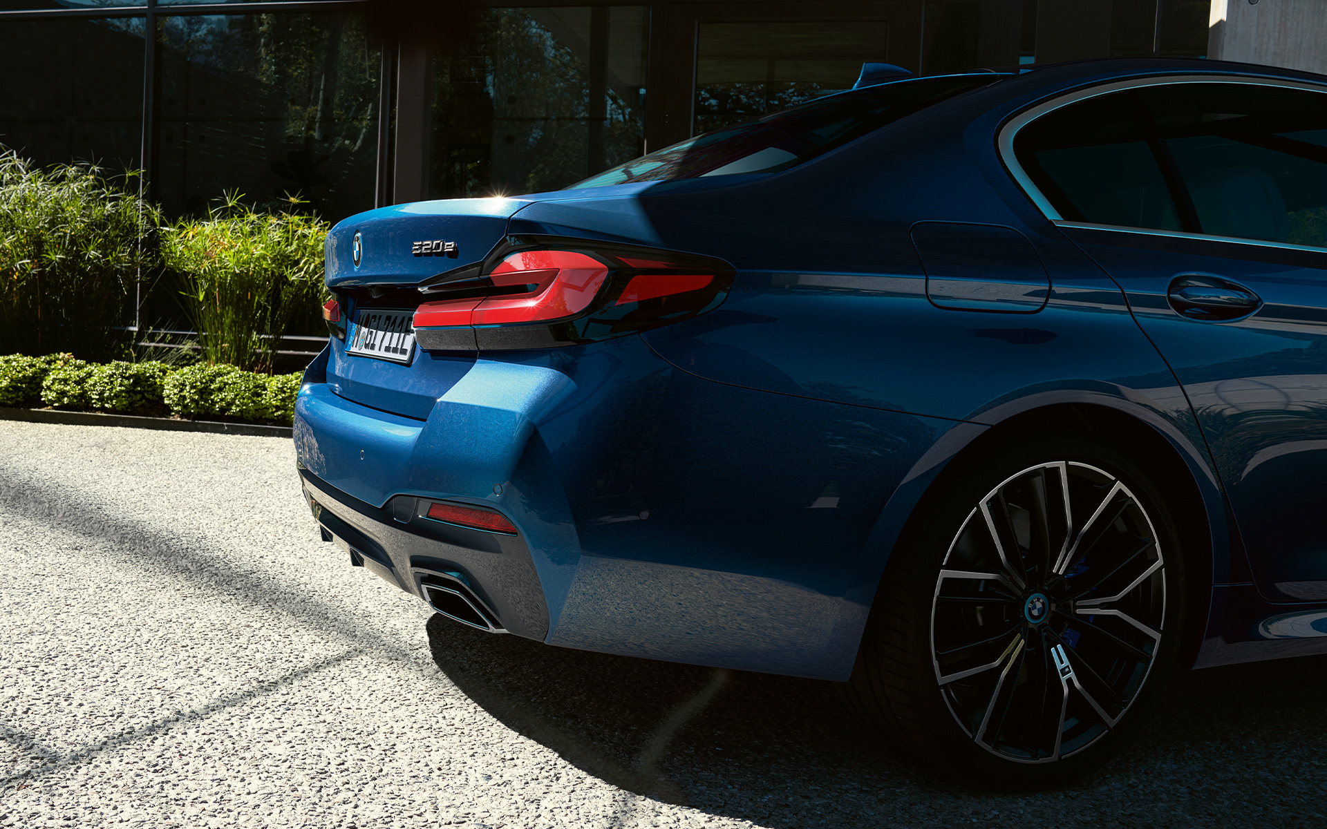 Bagkofanger BMW 5-serie Sedan G30 Udstødningsrør i sporty design BMW 5-serie Sedan G30 Facelift 2020 Phytonic Blue nærbillede af bagende
