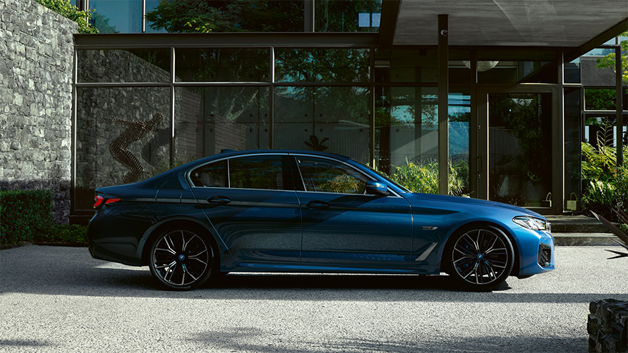 Eksteriør BMW 5-serie Sedan G30 BMW 5-serie Sedan G30 Facelift 2020 Phytonic Blue set fra siden parkeret