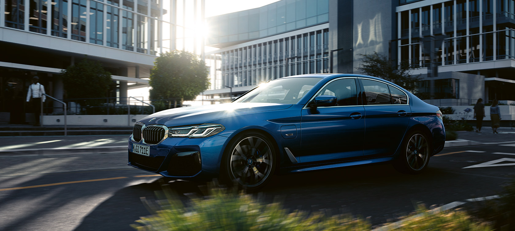 BMW 5-serie Sedan G30 Facelift 2020 Phytonic Blue set forfra let drejet kørende