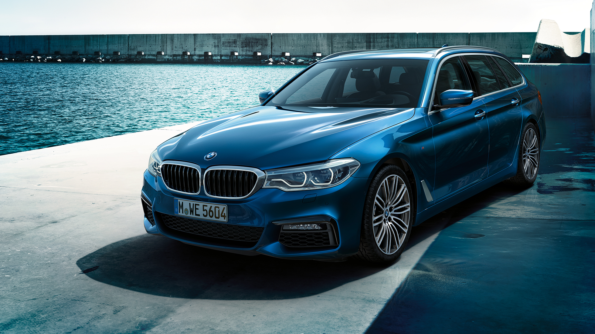 Design BMW 5-serie Touring BMW 5-serie Touring 530d xDrive Touring G31 Mediterranean Blue Metallic set forfra let drejet