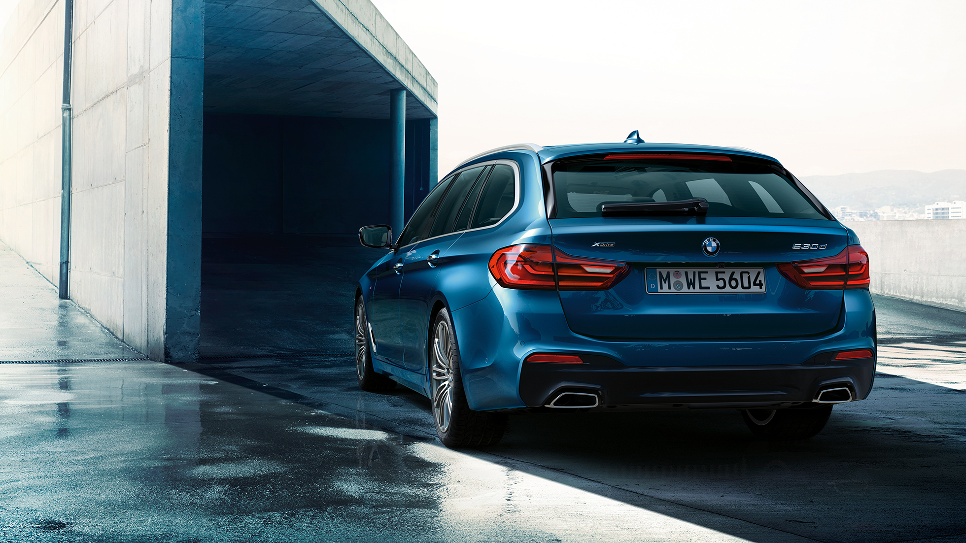 Hækdesign BMW 5-serie Touring BMW 5-serie Touring 530d xDrive Touring G31 Mediterranean Blue Metallic set bagfra let drejet