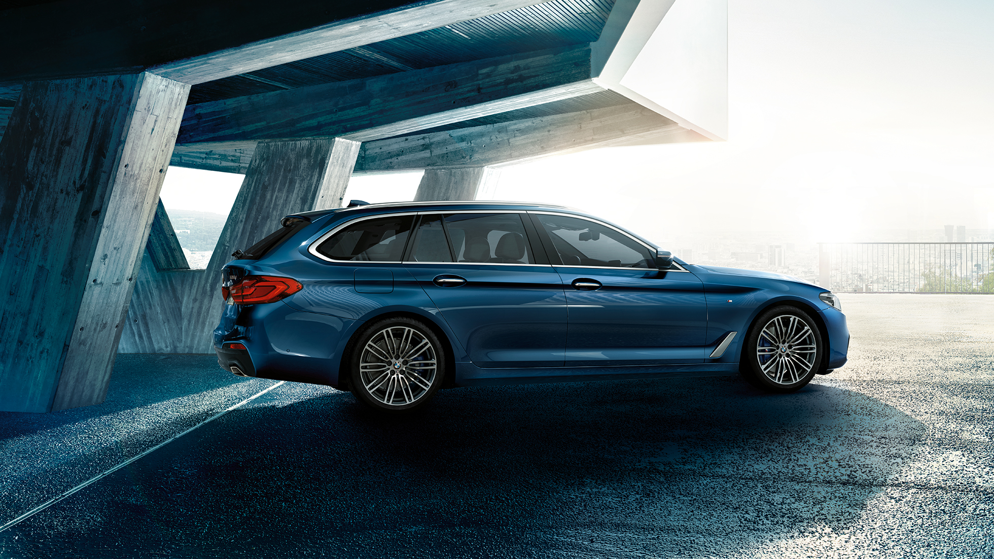 Design set fra siden BMW 5-serie Touring BMW 5-serie Touring 530d xDrive Touring G31 Mediterranean Blue Metallic set fra siden let drejet