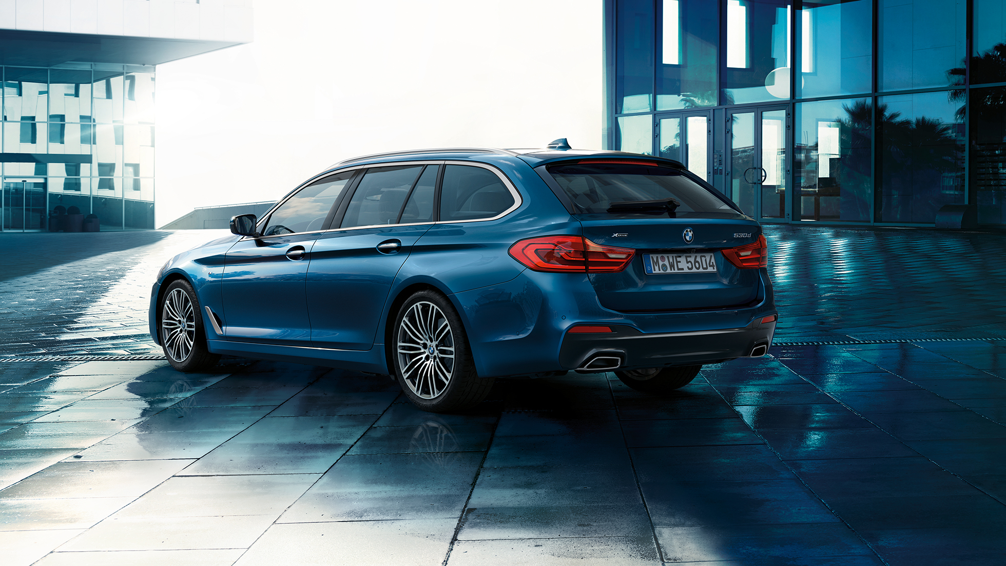 Eksteriør BMW 5-serie Touring Eksteriør BMW 5-serie Touring højdepunkter 530d xDrive Touring G31 Mediterranean Blue Metallic set bagfra let drejet