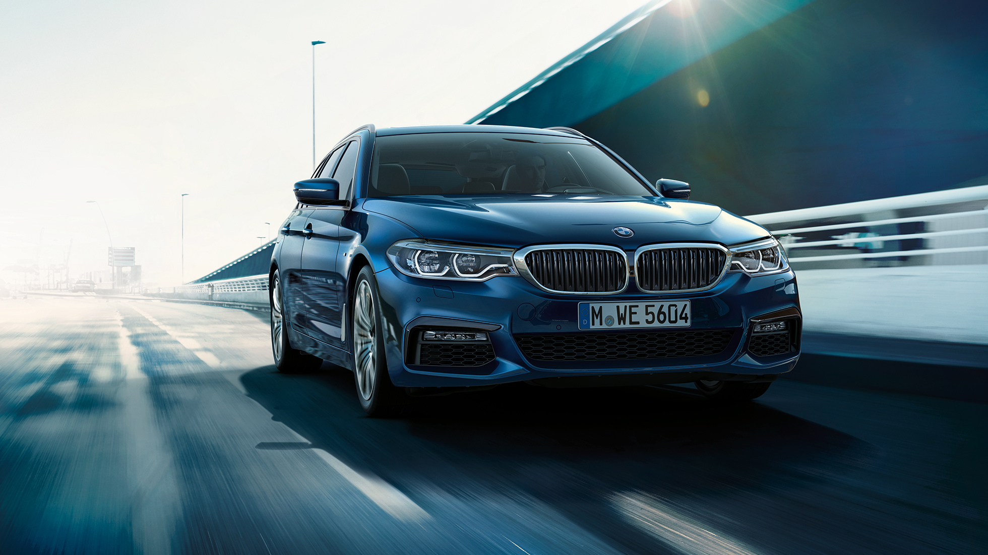 Køredynamik BMW 5-serie Touring Køredynamik BMW 5-serie Touring højdepunkter 530d xDrive Touring G31 Mediterranean Blue Metallic set forfra let drejet