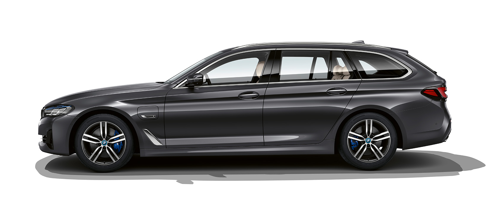 BMW 5-serie Touring G31 parkeret BMW 5-serie Touring G31 Facelift 2020 set fra siden parkeret