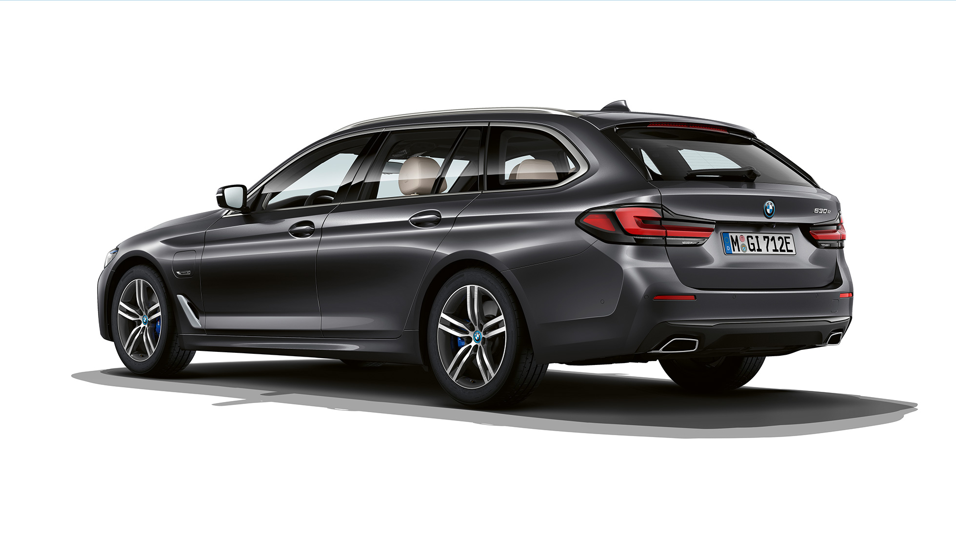 BMW 5-serie Touring G31 standardkonfiguration bagende BMW 5-serie Touring 530i G31 2020 standardkonfiguration i Sophisto Grey set bagfra let drejet