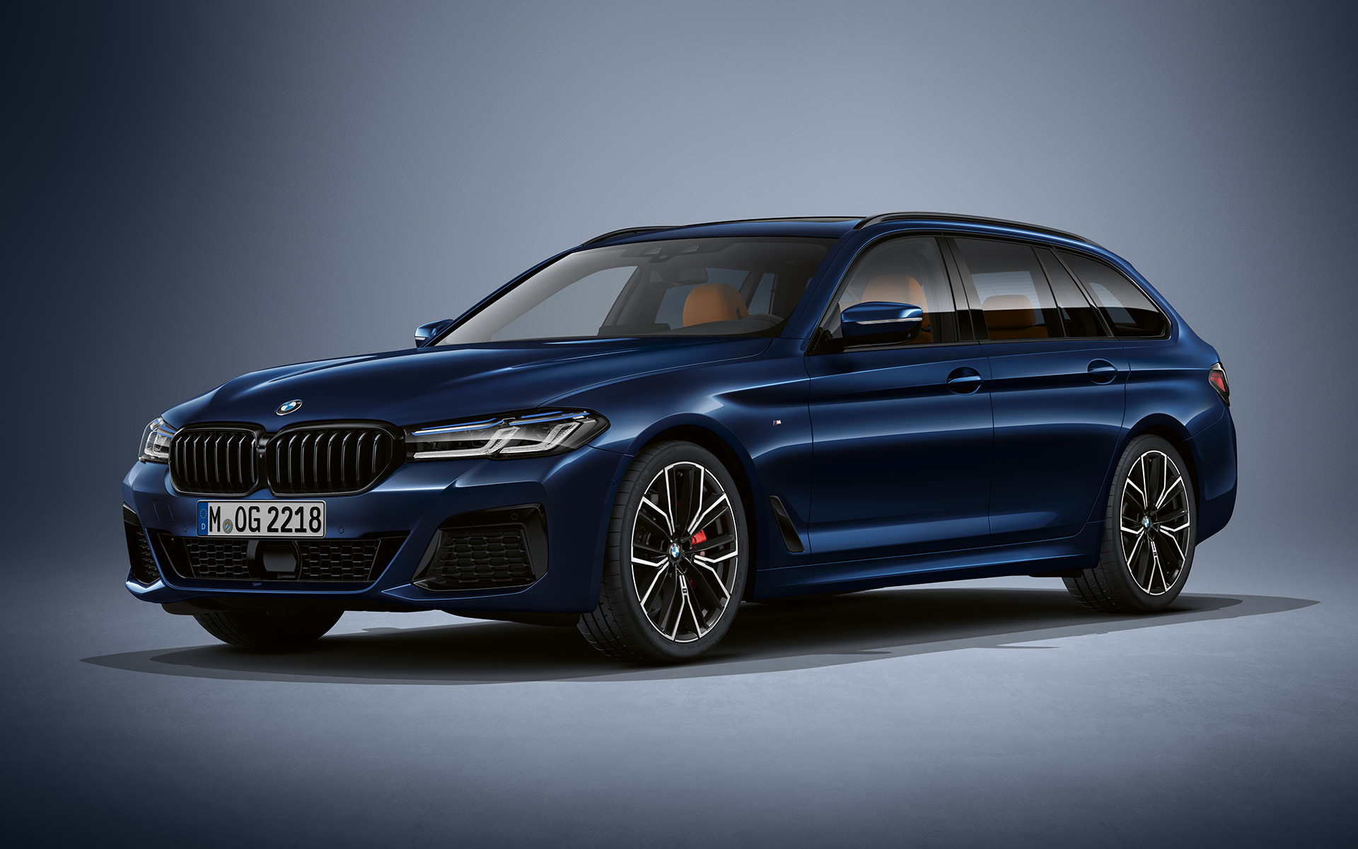 BMW 5-serie Touring G31 LCI i BMW Individual Tansanit Blue metallic BMW 5-serie Touring Individual G31 Facelift 2020 set stående forfra let drejet i BMW Individual Tansanit Blue metallic