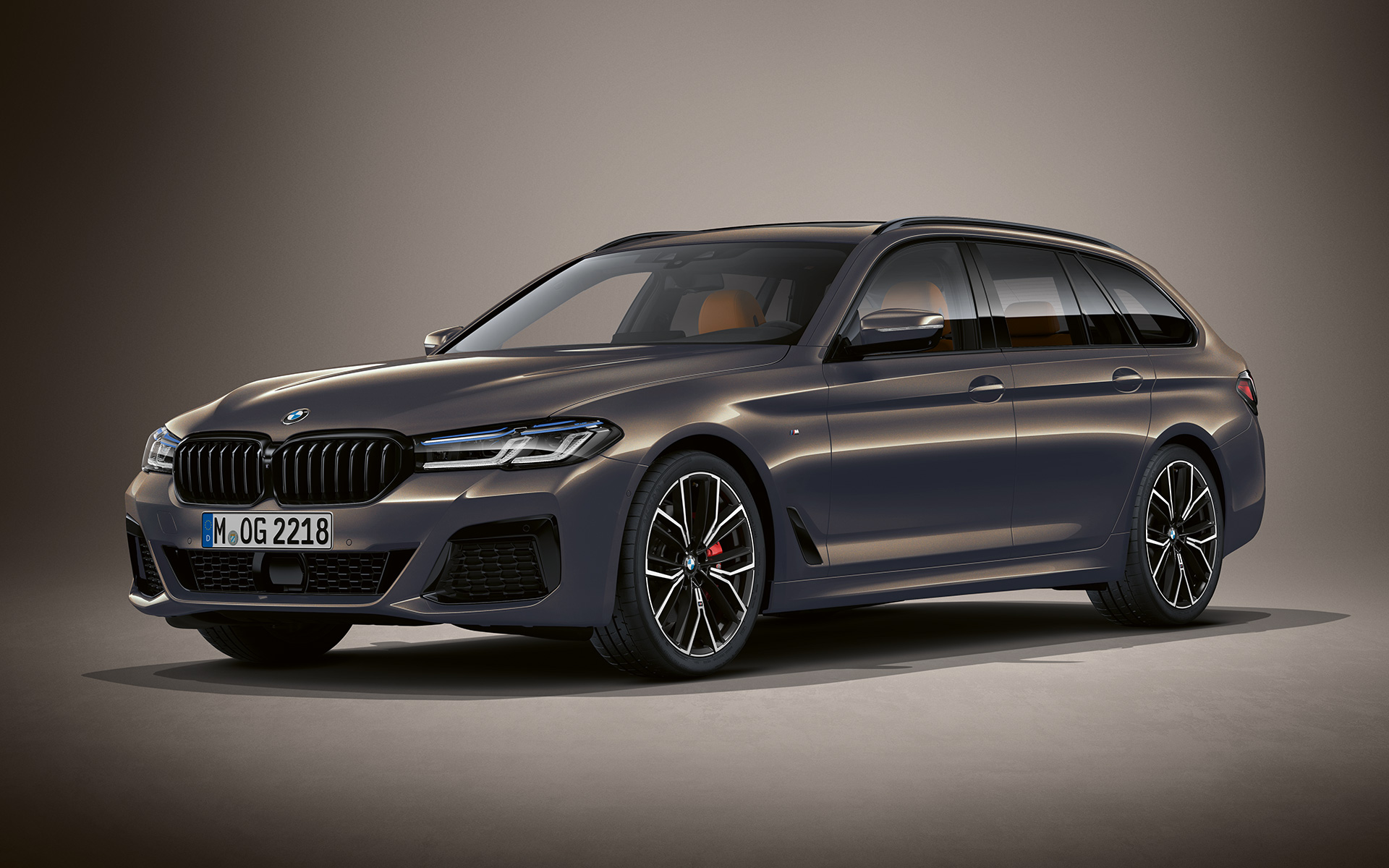 BMW 5-serie Touring G31 LCI i BMW Individual Alvite Grey metallic BMW 5-serie Touring Individual G31 Facelift 2020 set stående forfra let drejet i BMW Individual Alvite Grey metallic
