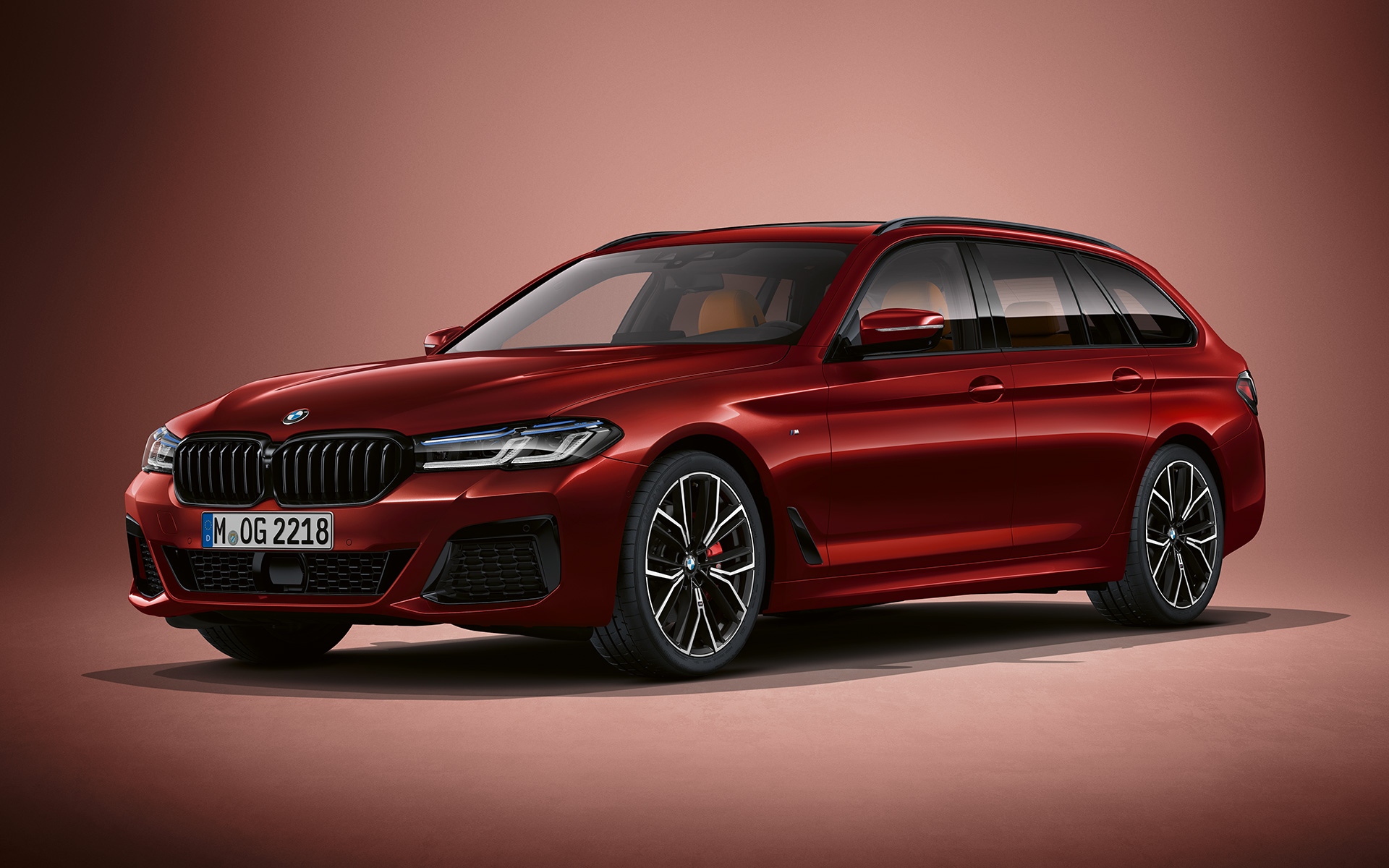 BMW 5-serie Touring G31 LCI i BMW Individual Aventurin Red metallic BMW 5-serie Touring Individual G31 Facelift 2020 set stående forfra let drejet i BMW Individual Aventurin Red metallic