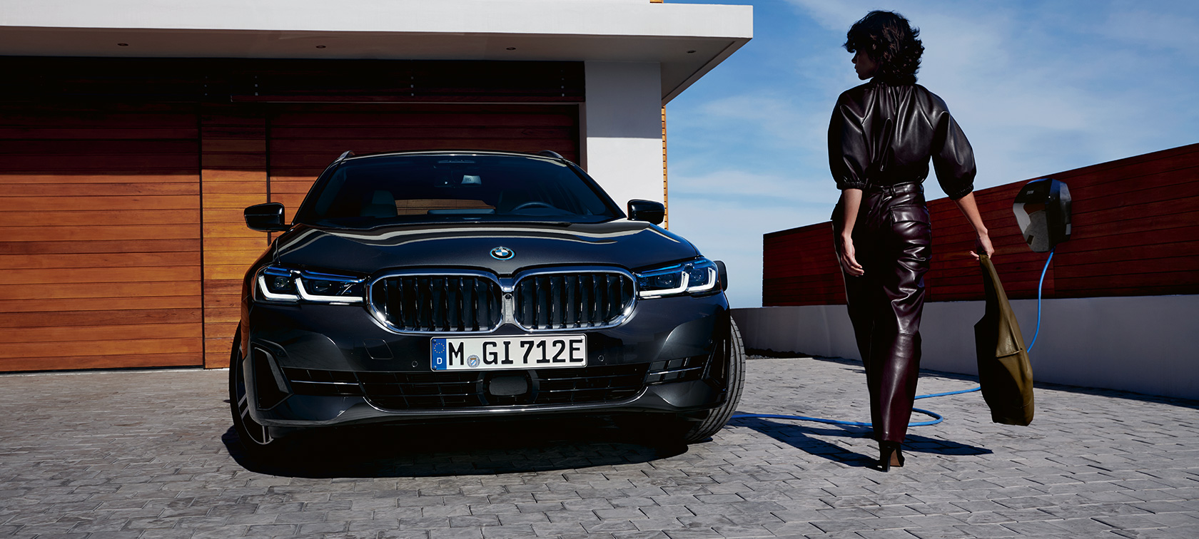 Plug-in-hybrid BMW 5-serie Touring 2021 G31 LCI set forfra under opladning Plug-in-hybrid BMW 5-serie Touring 2021 G31 LCI set forfra under opladning med model