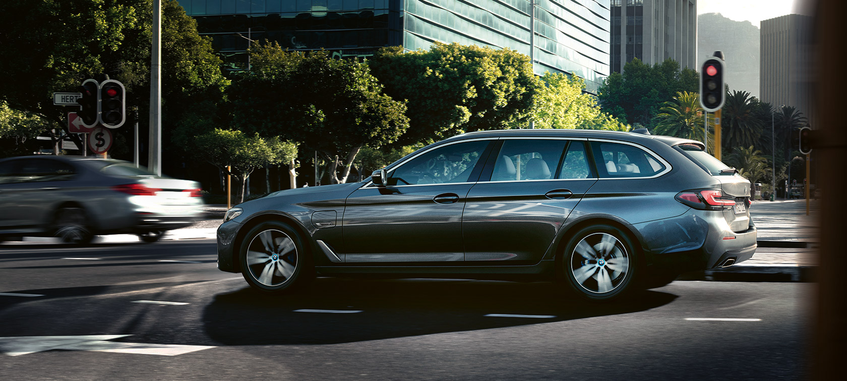 BMW 530e Touring G31 LCI i Sophisto Grey metallic, stående foran en bygning