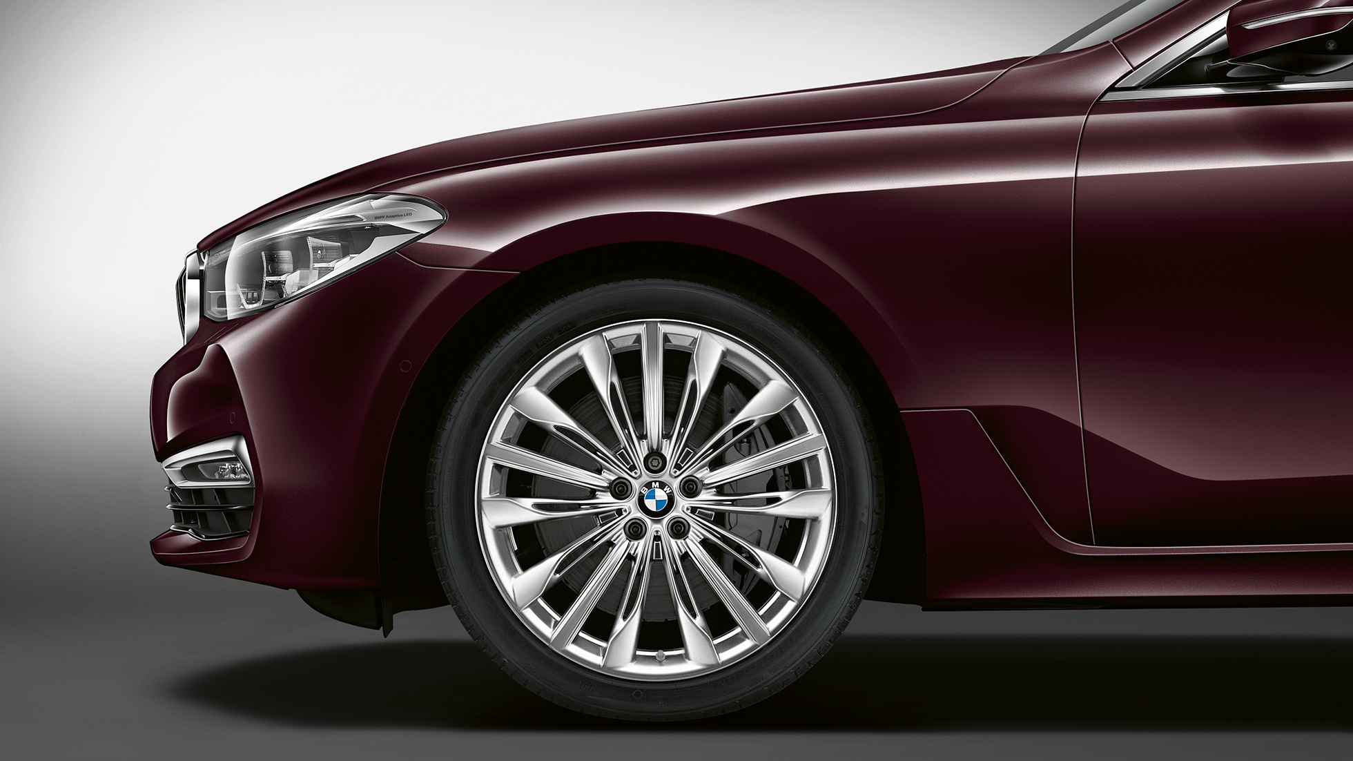 BMW 6-serie Gran Turismo G32 Luxury Line hæk set skråt forfra BMW 6-serie Gran Turismo G32 2017 Luxury Line Royal Burgundy Red set skråt forfra med letmetalfælg med multieger 644