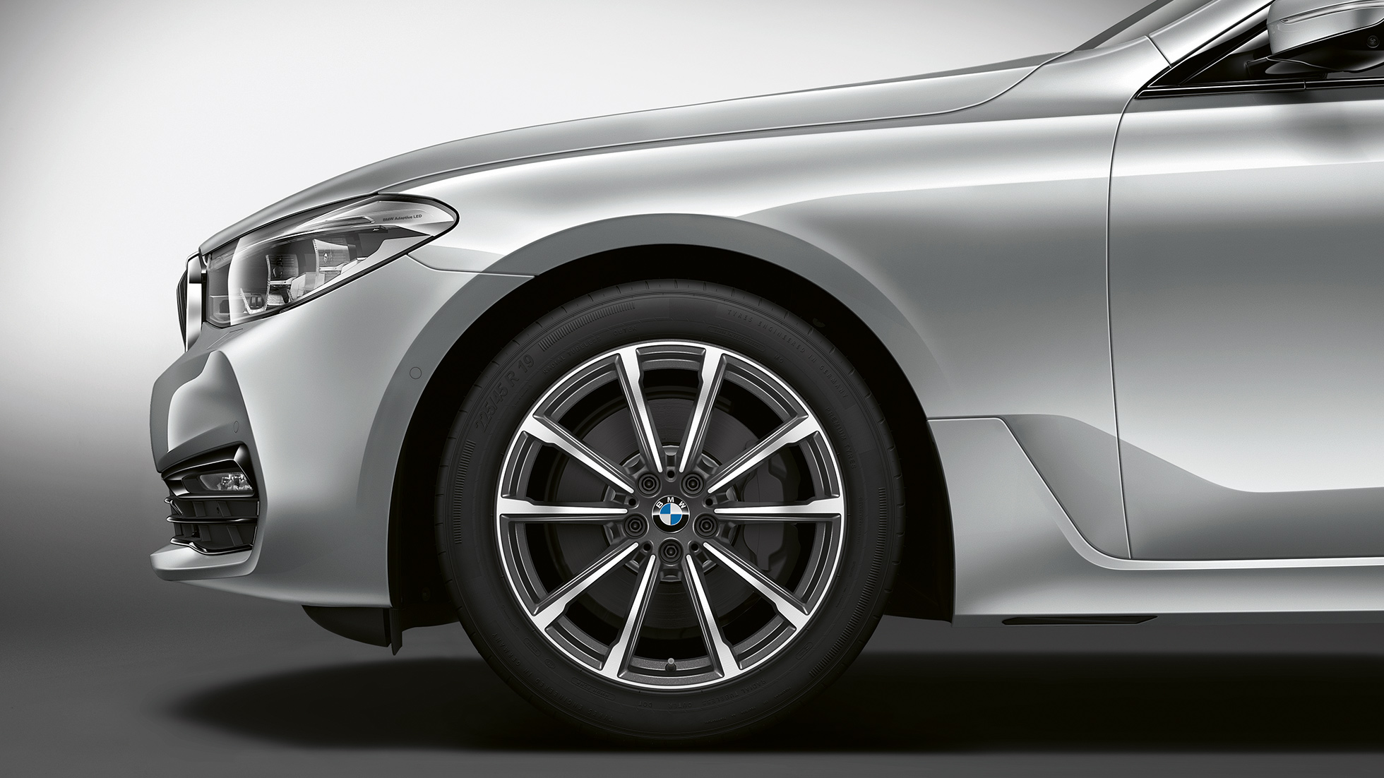 BMW 6-serie Gran Turismo G32 Sport Line hæk set skråt forfra BMW 6-serie Gran Turismo G32 2017 Sport Line Glacier Silver Metallic set skråt forfra med letmetalfælg med V-eger 685