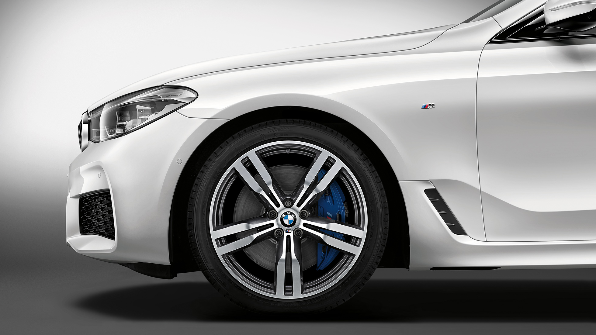 BMW 6-serie Gran Turismo G32 M Sportspakke hæk set skråt forfra BMW 6-serie Gran Turismo G32 2017 M Sportspakke Mineral White Metallic set skråt forfra med letmetalfælg med dobbelteger 647 M