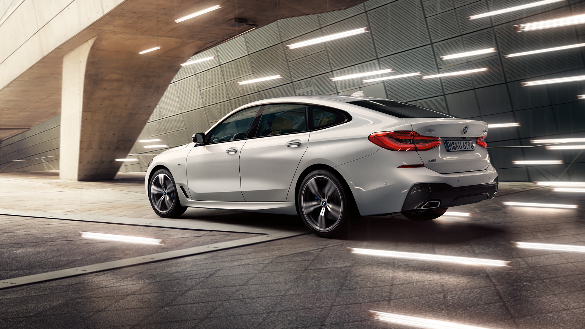 BMW 6-serie Gran Turismo G32 set fra siden let drejet bagfra BMW 6-serie Gran Turismo G32 2017 Mineral White Metallic set fra siden let drejet bagfra