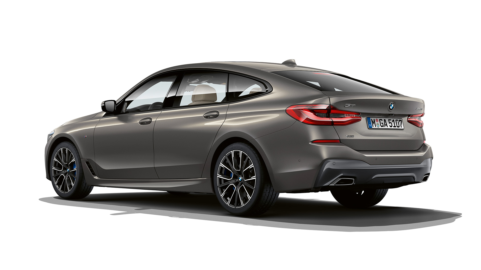 Bagende BMW 6-serie Gran Turismo M Sportspakke G32 2020 BMW 6-serie Gran Turismo G32 640i xDrive 2020 M Sportspakke Bernina Grey med raveffekt set bagfra let drejet
