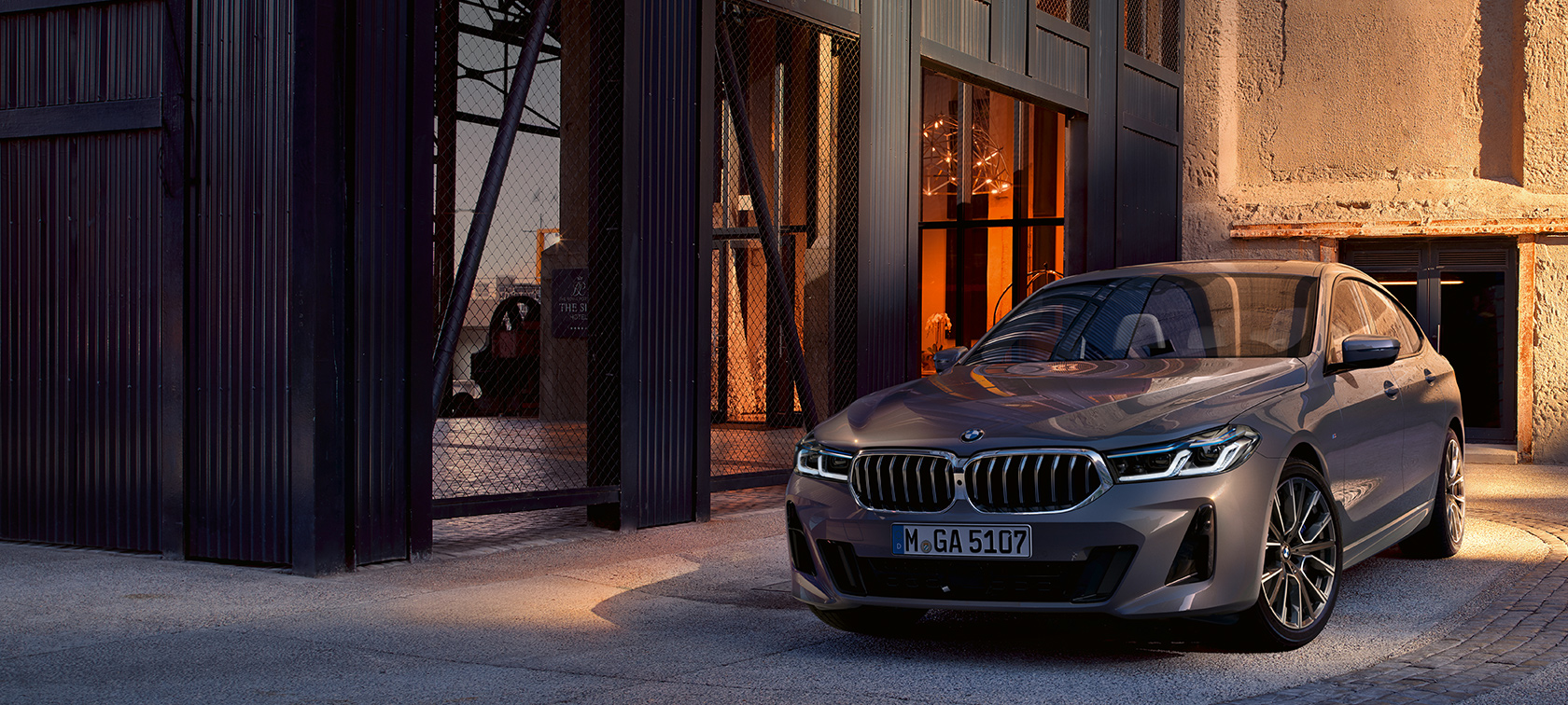 BMW 6-serie Gran Turismo G32 2020 BMW 6-serie Gran Turismo 640i xDrive G32 2020 Bernina Grey set forfra let drejet parkeret i en hal