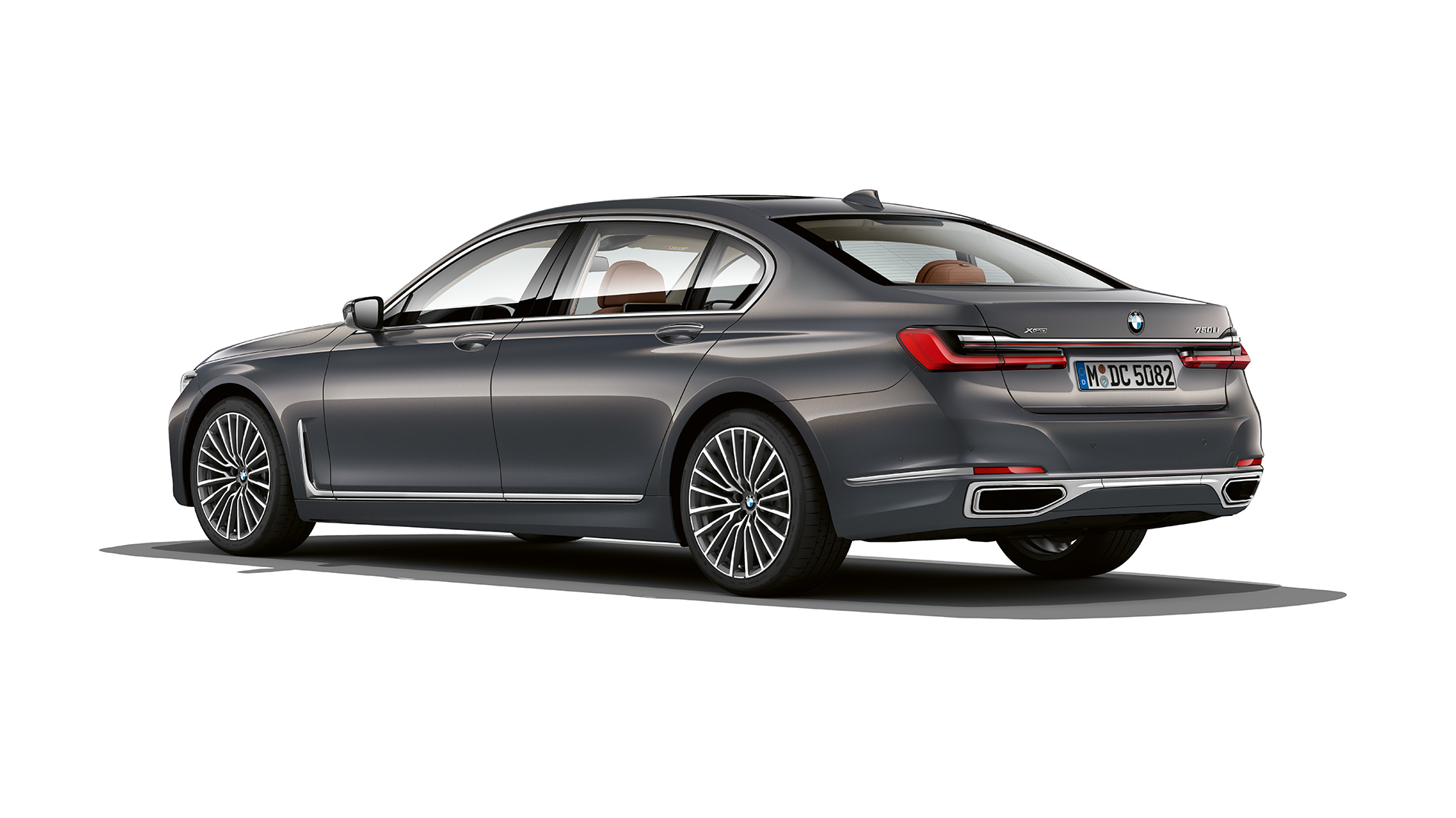 BMW 7-serie Sedan med eksteriør i Pure Excellence-design, set bagfra let drejet Grå BMW 7-serie Sedan i Pure Excellence-design, set bagfra let drejet