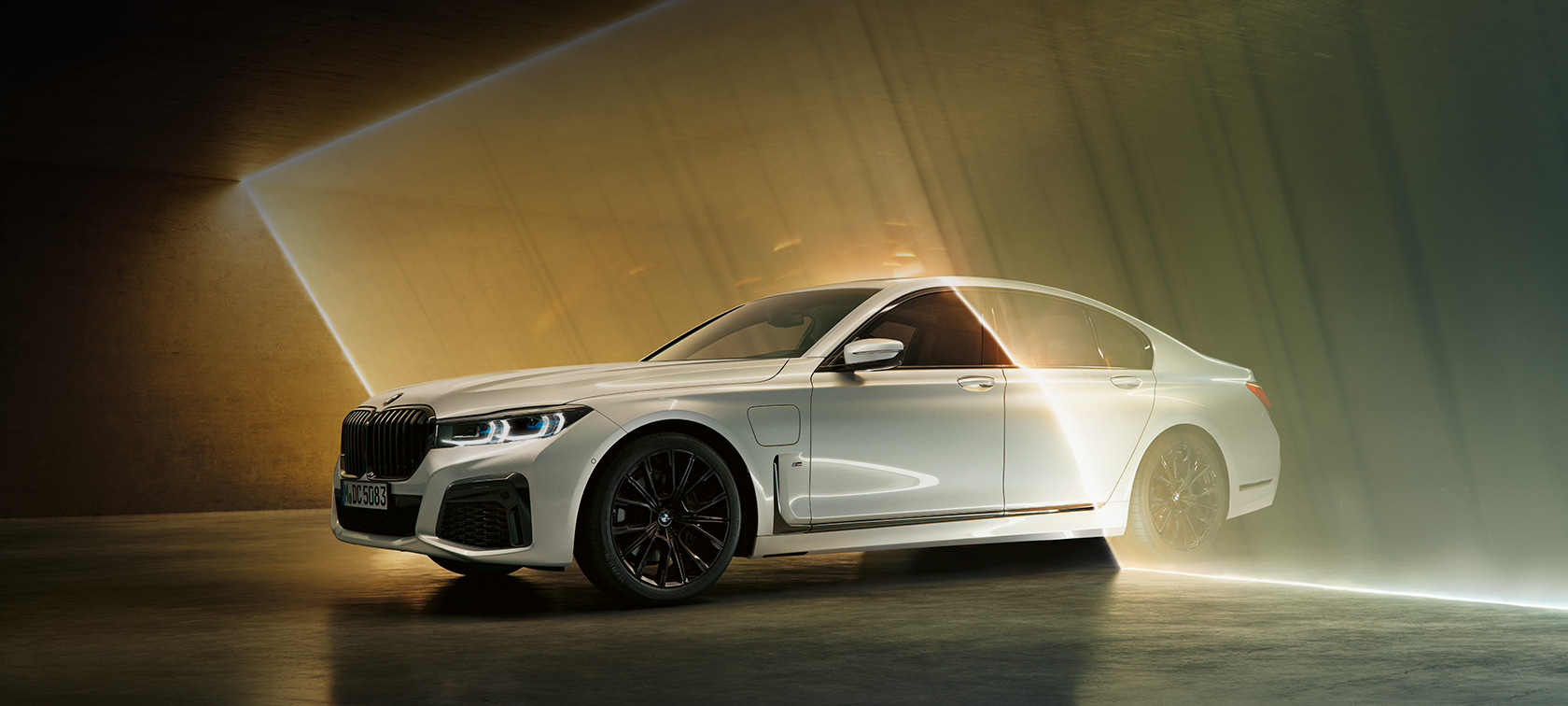 BMW 7-serie Sedan, hvid, set forfra let drejet BMW 7-serie Sedan: Hvid BMW set forfra let drejet omgivet af lysstråler