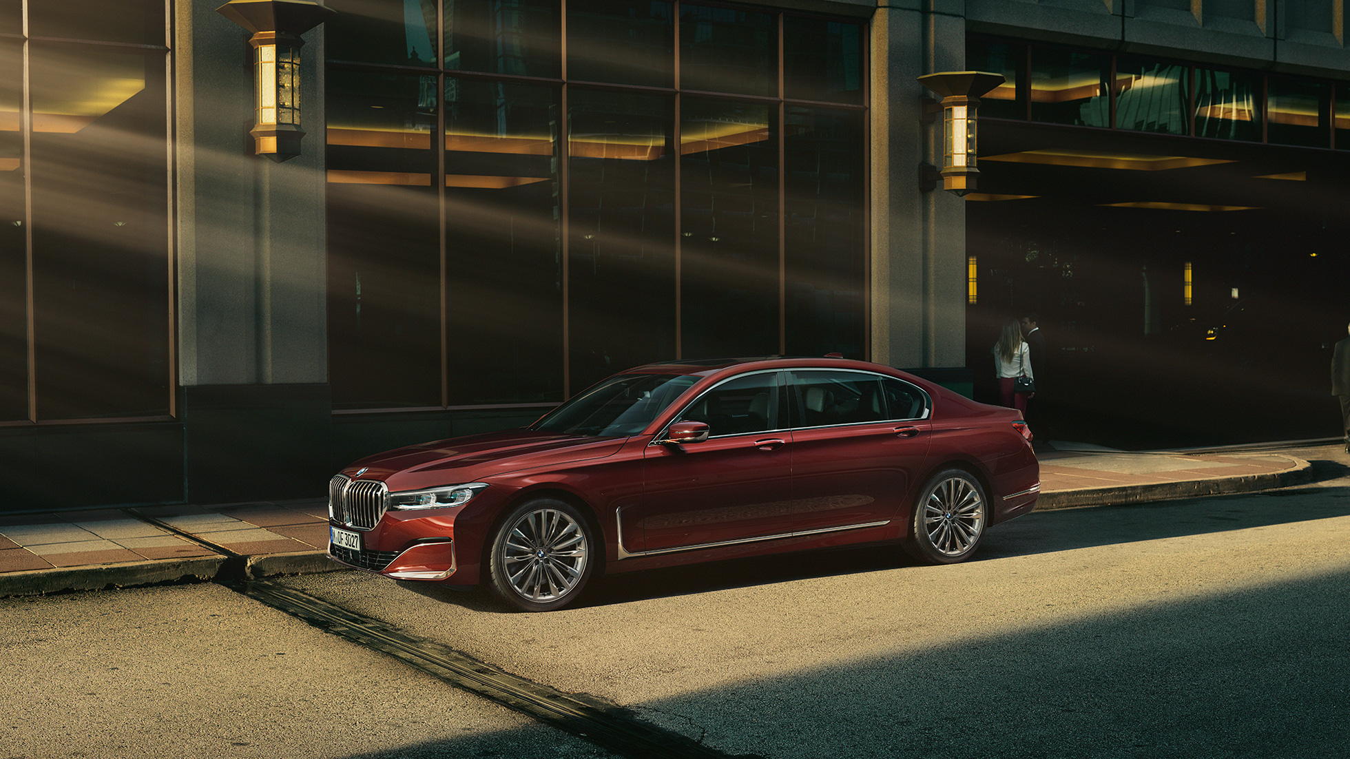 BMW Individual 7-serie Sedan, set fra siden BMW Individual 7-serie Sedan i rød set fra siden i urbant miljø
