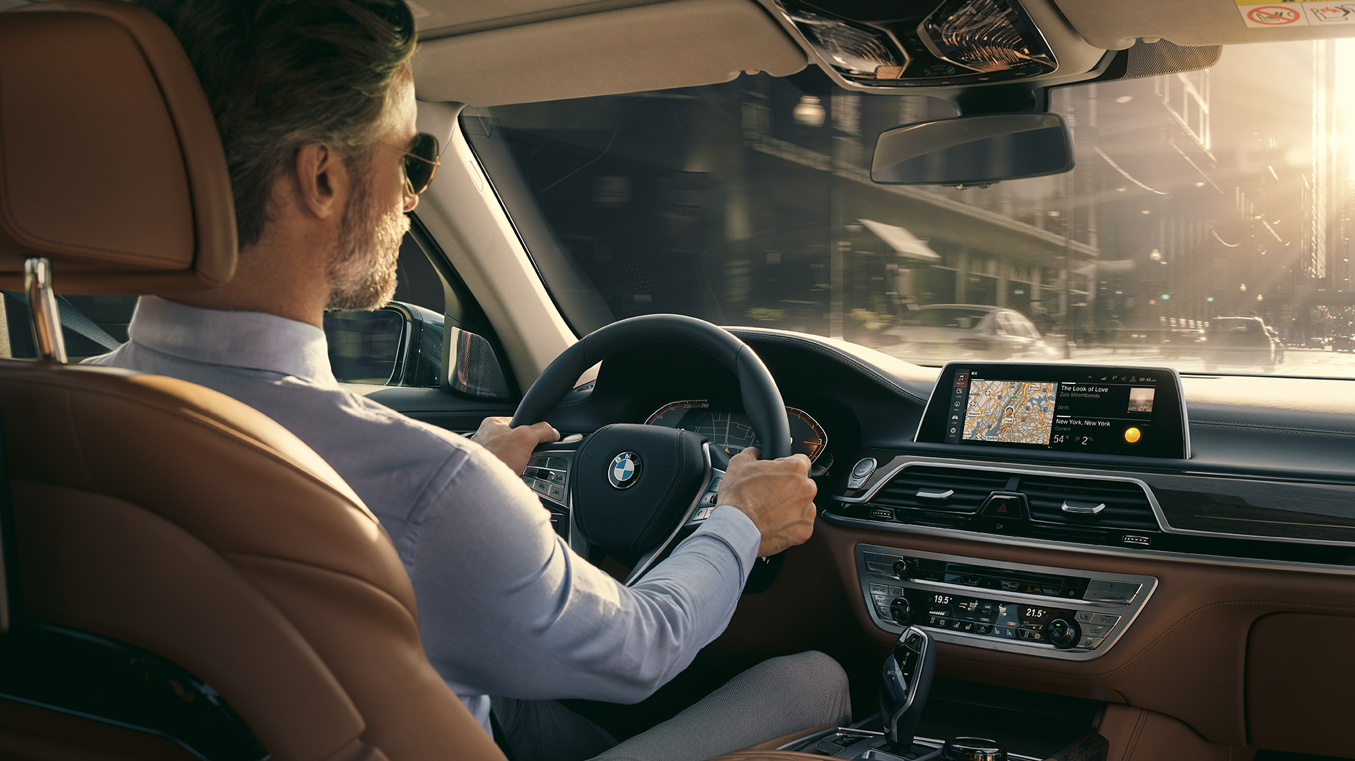 BMW 3-serie Sedan, Connectivity-funktioner BMW 7-serie Sedan Mand sidder i BMW og bruger Connectivity-funktioner