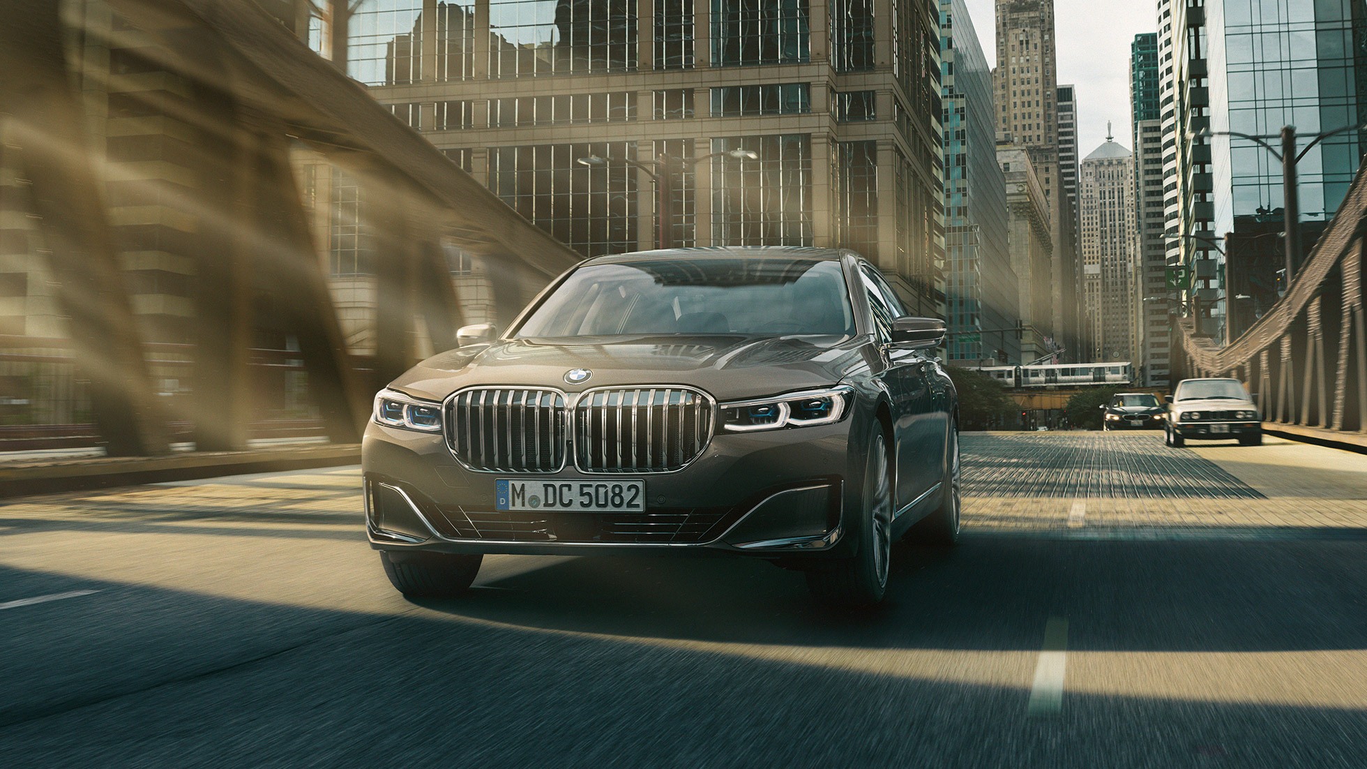 BMW 7-serie Sedan, køreassistentsystemer Køreassistentsystemer: BMW 7-serie Sedan kører i urbant miljø