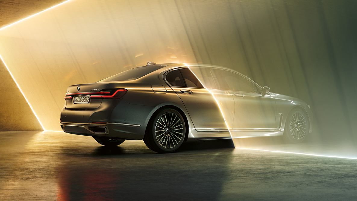 BMW 7-serie Sedan i Bernina Grey BMW 7-serie Sedan i Bernina Grey set forfra let drejet, omgivet af lys