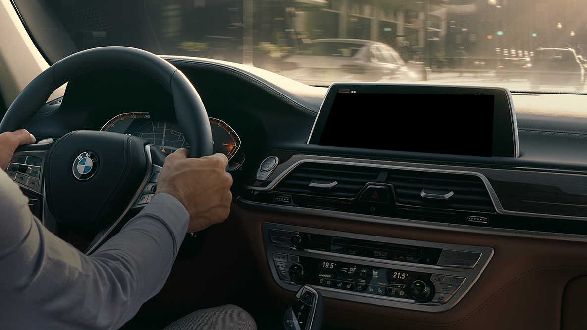 BMW Intelligent Personal Assistant BMW Intelligent Personal Assistant Mand kører i BMW, nærbillede af Live Cockpit Professional