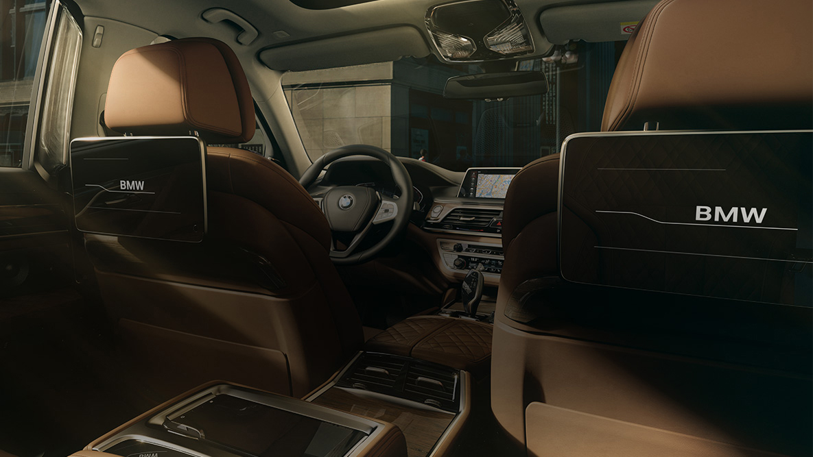BMW 7-serie Sedan, Entertainmentsystem ved bagsæde BMW 7-serie Sedan: Entertainmentsystem ved bagsæde med HD-touchskærm set bagfra