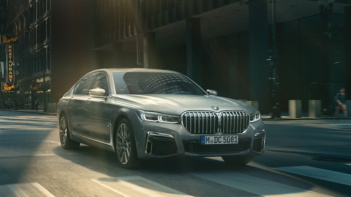 BMW 7-serie Sedan, Driving Assistant Professional Driving Assistant Professional: BMW 7-serie Sedan kørende i urbant miljø.