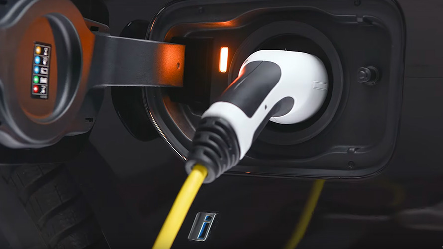 BMW plug-in-hybrid med tilsluttet ladekabel BMW 2-serie Active Tourer F45 BMW plug-in-hybrid med tilsluttet ladekabel nærbillede