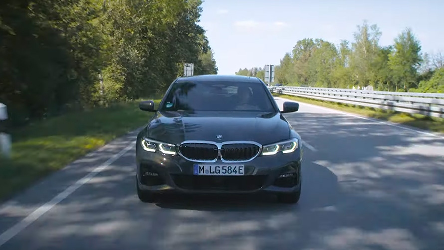 BMW plug-in-hybrid kørende på en vej BMW 2-serie Active Tourer F45 BMW plug-in-hybrid kørende på en vej set forfra