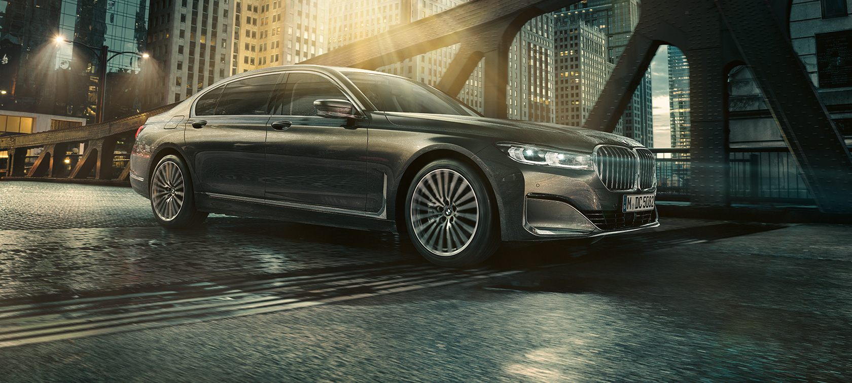 BMW 7-serie Sedan, i profil BMW 7-serie Sedan set fra siden med åben dør foran oplyst hotel