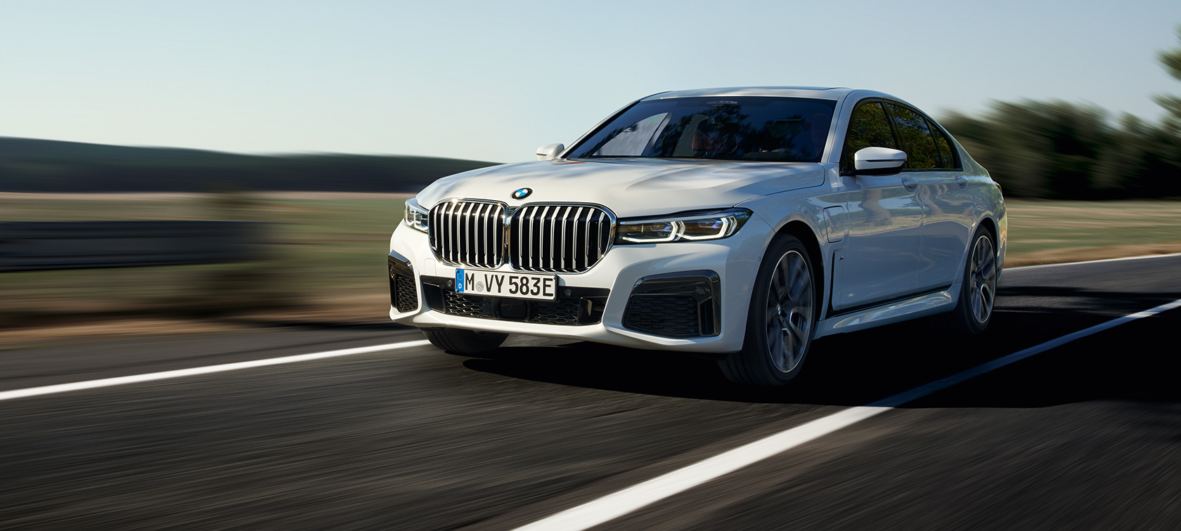 BMW 7-serie Sedan plug-in-hybrid G11 G12 set forfra let drejet kørende BMW 7-serie Sedan plug-in-hybrid G11 G12 set forfra let drejet kørende på en vej
