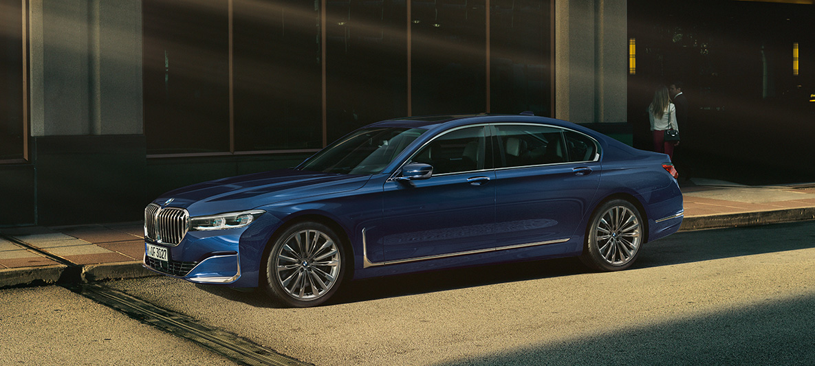 BMW Individual 7-serie Sedan, set fra siden BMW Individual 7-serie Sedan i rød set fra siden i urbant miljø