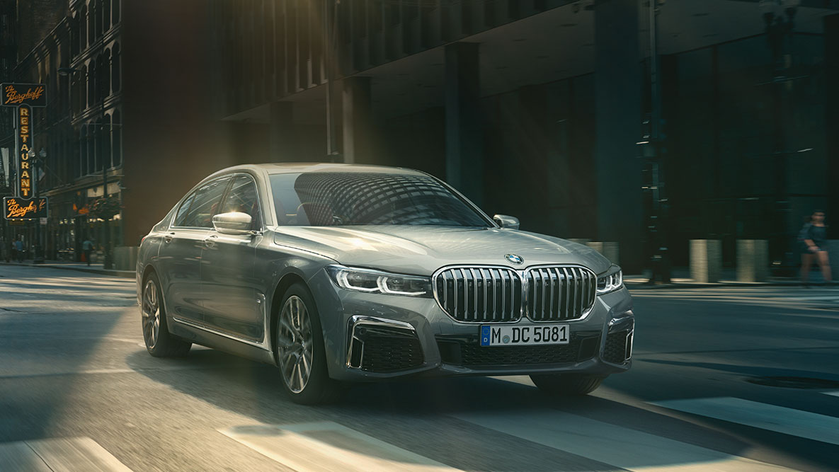 Driving Assistant Professional: BMW 7-serie Sedan kørende i urbant miljø set forfra let drejet BMW 7-serie Sedan Driving Assistant Professional