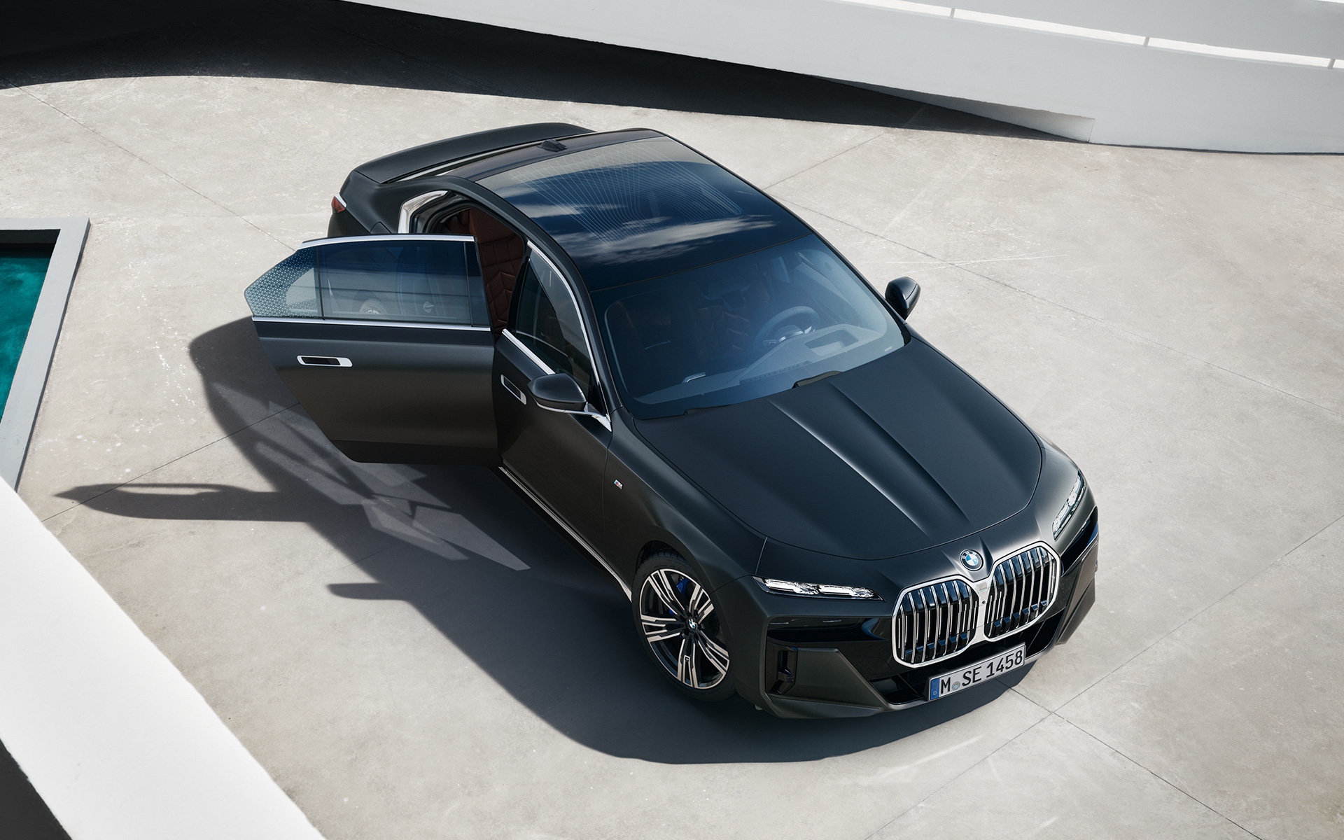 Fugleperspektiv BMW 7-serie Sedan G70 ICE 740i M sportspakke Frozen Deep Grey metallic BMW 7-serie Sedan G70 ICE 740i M sportspakke Frozen Deep Grey metallic fugleperspektiv med åben bagdør