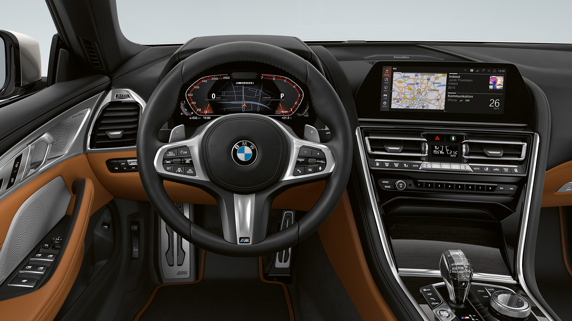 BMW M850i xDrive, Mineral White Metallic, cockpit med M læderrat.