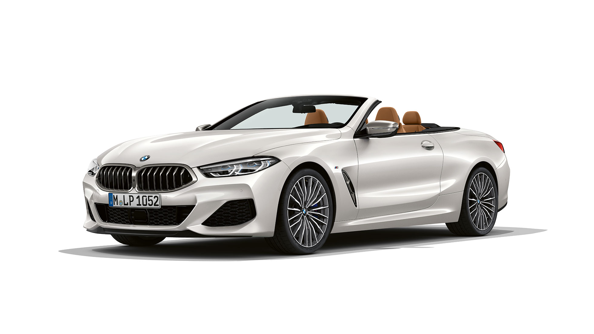 BMW M850i xDrive, Mineral White Metallic, set forfra, let drejet.