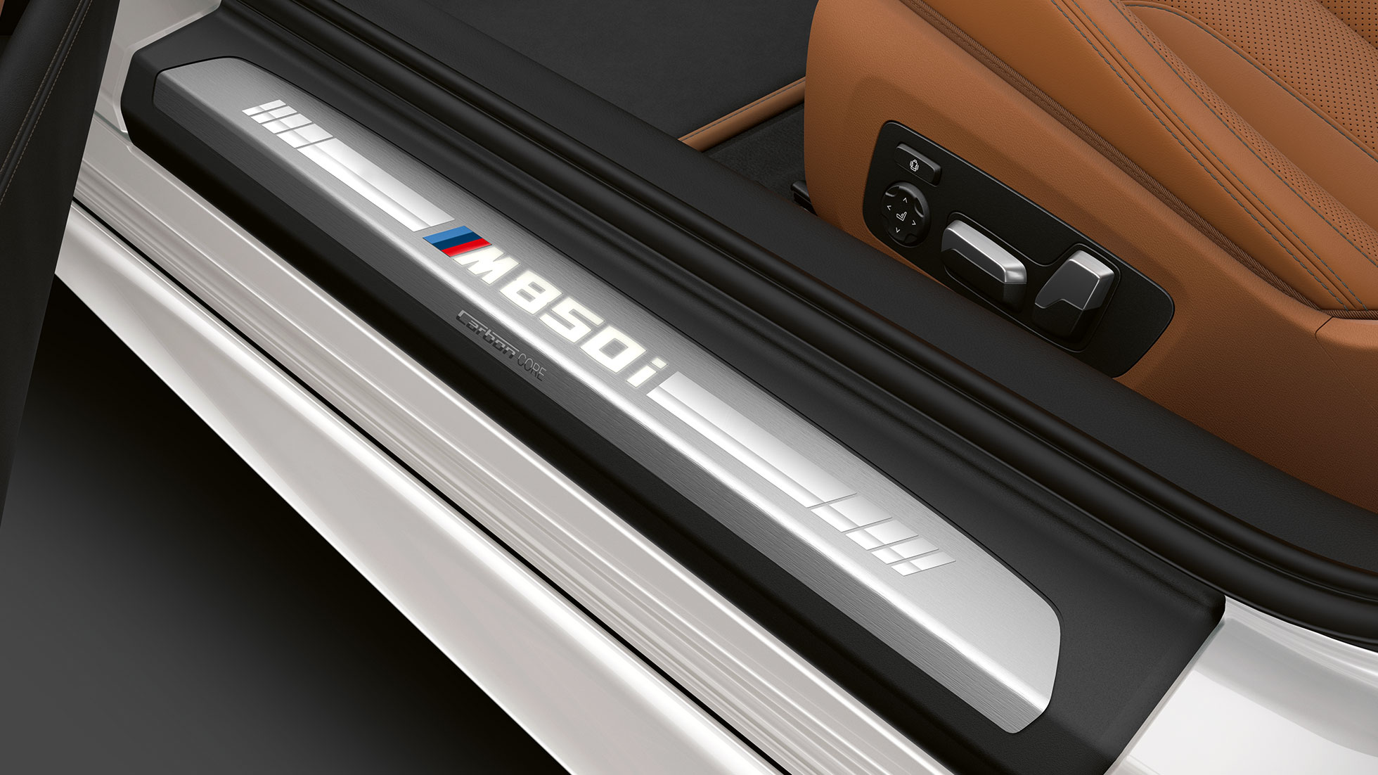 BMW M850i xDrive, Mineral White Metallic, indstigningsliste.